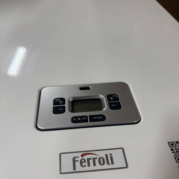 AREA OCCASIONI! CALDAIA A CONDENSAZIONE FERROLI BLUEHELIX THETA 24 C CON KIT FUMI